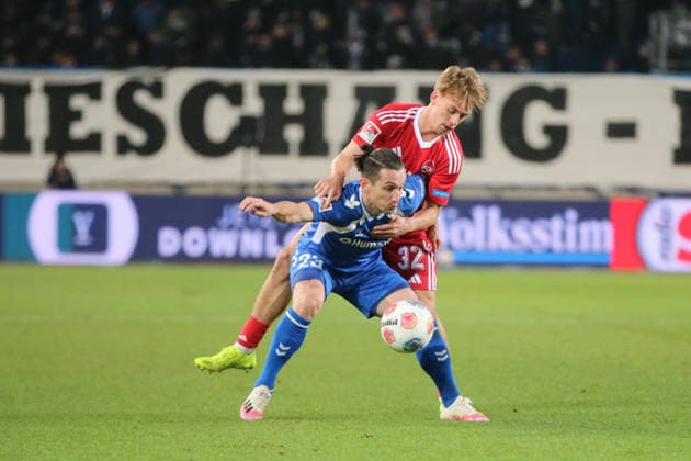 29 11 2025 Soccer Men 2025 2026 2 Bundesliga 14 Matchday 1 FC Magdeburg 1 FC Nürnberg Avnet Arena Magdeburg Baris Atik FCM, blue in duel with Tim Janisch FCN, red Magdeburg Saxony Anhalt Germany