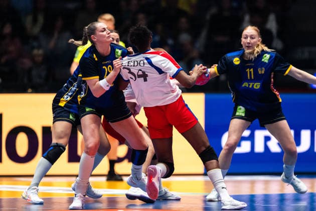 251129 Kristin Thorleifsdottir of Sweden and Jennifer Amanda Toledo Abreu of Cuba during the 2025 IHF Women™s World Championship handball match between Cuba and Sweden on November 29, 2025 in Stuttgart Photo Emma Wallskog BILDBYRAN COP 320 EW0595 handball handboll handball bbeng vm handball vm handbolls vm ihf handball world championship world handball championship 2025 world championship 2025 cuba sverige sweden dam  Copyright: EMMAxWALLSKOG BB251129EW032