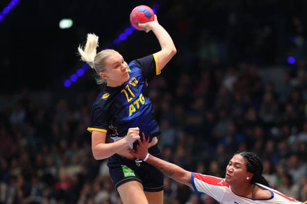Cuba Sweden, IHF Womens Handball World Championship Thea Kylberg Sweden, 27 vs Lorena Aide Tellez Delgado Cuba, 18 preliminary round match of the Womens Handball World Championship between Cuba and Sweden on November 29, 2025 at the Porsche Arena in Stuttgart , Stuttgart Baden Württemberg Germany Porsche Arena