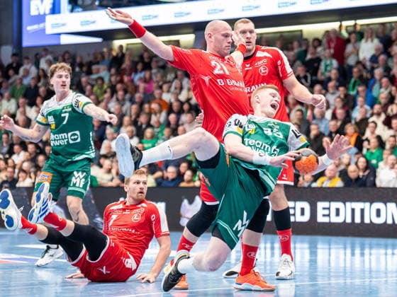 Ymir Oern Gislason Frisch Auf Goeppingen, 33 in duel with Arnar Freyr Arnarsson MT Melsungen, 21 , Frisch Auf Goeppingen vs MT Melsungen, Handball, 1 Bundesliga, Men, Season 2025 2026, 29 11 2025, Frisch Auf Goeppingen vs MT Melsungen, Handball, 1 Bundesliga, Men, Season 2025 2026, 29 11 2025 Goeppingen Copyright: xEibner-Pressefoto MichaelxSchmidx EP_MST