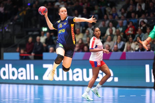 Cuba Sweden, IHF Womens Handball World Championship Elin Hansson Sweden, 38 preliminary round match of the Womens Handball World Championship between Cuba and Sweden on November 29, 2025 at the Porsche Arena in Stuttgart , Stuttgart Baden Württemberg Germany Porsche Arena