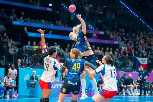 Handball I Women I World Championship I Preliminary round I 2 Matchday I Cuba Sweden I 29 11 2025 Thea Kylberg 27, Sweden in the throw Stuttgart Porsche Arena Baden Württemberg Germany Copyright: xLobeca MaxxPetershansx