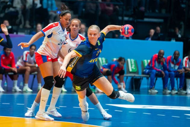 Handball I Women I World Championship I Preliminary round I 2 Matchday I Cuba Sweden I 29 11 2025 Nina Koppang 3, Sweden in the throw Stuttgart Porsche Arena Baden Württemberg Germany Copyright: xLobeca MaxxPetershansx