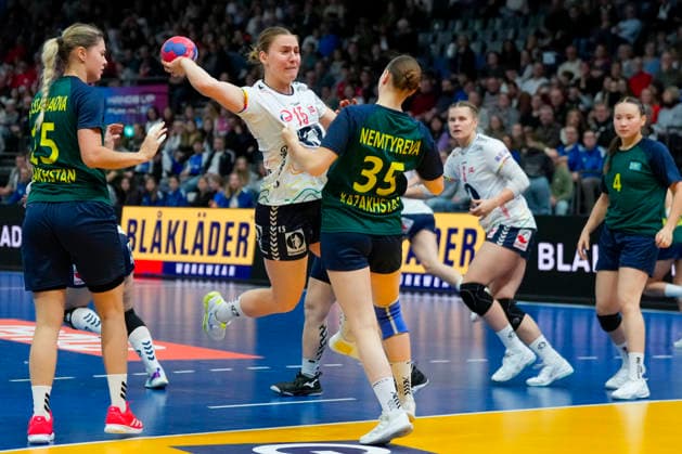 Women s Handball World Championship 2025 Kazakhstan Norway Trier, Germany 20251129 Norway s Vilde Mortensen Ingstad duels with Kazakhstan s Kira Nemytreva during the group stage match of the Women s Handball World Championship between Kazakhstan and Norway at the SWT Arena Photo Beate Oma Dahle NTB Trier Germany EDITORIAL USE ONLY RESTRICTED USE FOR BETTING COMPANIES  Copyright: xBeatexOmaxDahlex xNTBx