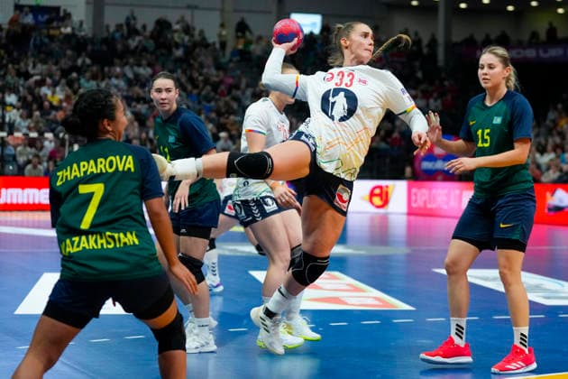 Women s Handball World Championship 2025 Kazakhstan Norway Trier, Germany 20251129 Norway s Thale Rushfeldt Deila duels with Kazakhstan s Damira Zhaparova left and Irina Khassakhanova during the group stage match of the Women s Handball World Championship between Kazakhstan and Norway at the SWT Arena Photo Beate Oma Dahle NTB Trier Germany EDITORIAL USE ONLY RESTRICTED USE FOR BETTING COMPANIES  Copyright: xBeatexOmaxDahlex xNTBx