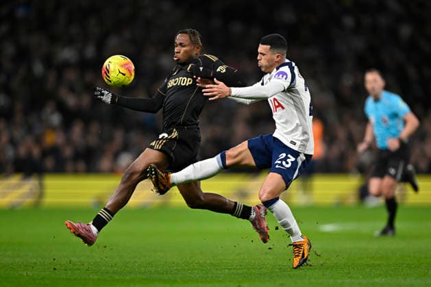 Spurs vs Fulham, Premier League Pedro Porro of Tottenham Hotspur tries to halt Samuel Chukwueze of Fulham during the Spurs vs Fulham, Premier League match at the Tottenham Hotspur Stadium London. London Tottenham Hotspur Stadium UK Copyright: xMartinxDaltonx Spurs_vs_Fulham_291125_MD_041