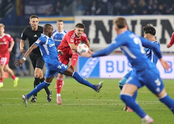 29 11 2025 Soccer Season 2025 2026 2 Soccer Bundesliga 14 Matchday 1 FC Magdeburg FCM 1 FC Nuremberg FCN Club Sportfoto Zink DaMa xdaxmax DFL regulations prohibit any use of photographs as image sequences and or quasi video only for editorial use Finn Ole Becker 25, 1 FC Nuremberg FCN spielt Ball Pass