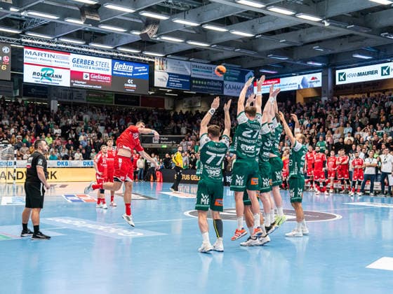 Uladzislau Kulesh MT Melsungen, 20 tries his luck with a free throw at the end of the game, Frisch Auf Goeppingen vs MT Melsungen, Handball, 1 Bundesliga, Men, Season 2025 2026, 29 11 2025, Frisch Auf Goeppingen vs MT Melsungen, Handball, 1 Bundesliga, Men, Season 2025 2026, 29 11 2025 Goeppingen Copyright: xEibner-Pressefoto MichaelxSchmidx EP_MST