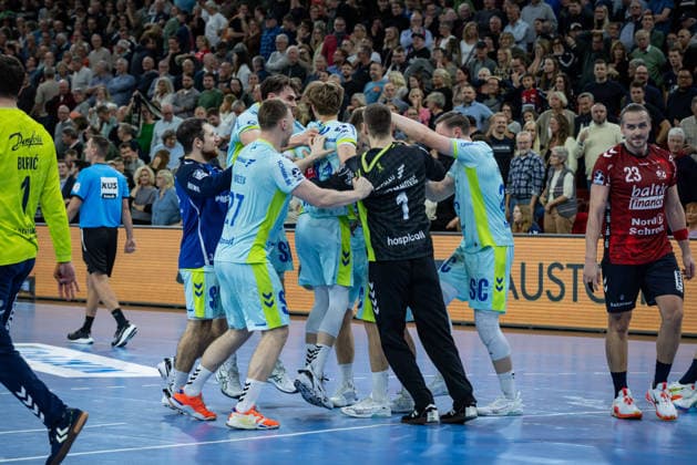 DAIKIN HBL SG Flensburg Handewitt vs VfL Gummersbach 29 11 25 Team VfL Gummersbach after the match DAIKIN HBL SG Flensburg Handewitt vs VfL Gummersbach, GP JOULE Arena on 29 11 25 Copyright: xBEAUTIFULxSPORTS MarioxM.xKobergx