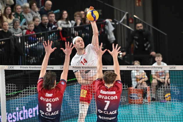 GER 1 VBL, SVG Lueneburg vs SV Warnemuende 29 11 2025, LKH Arena, Lueneburg, GER 1 VBL, SVG Lueneburg vs SV Warnemuende in the picture Jesse Elser Lueneburg 03 and Joscha Kunstmann Lueneburg 07 try to assert themselves against Jan Philipp Krabel Warnemuende 14 nordphotoxGmbH xWitke nph00002