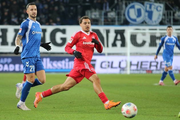 29 11 2025 Soccer Men 2025 2026 2 Bundesliga 14 Matchday 1 FC Magdeburg 1 FC Nürnberg Avnet Arena Magdeburg Rafael Lubach FCN, red runs a pass to Falko Michel FCM, blue stands behind Magdeburg Saxony Anhalt Germany