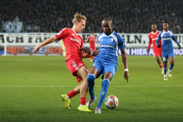 29 11 2025 Soccer Men 2025 2026 2 Bundesliga 14 Matchday 1 FC Magdeburg 1 FC Nürnberg Avnet Arena Magdeburg Tim Janisch FCN, red in duel with Silas Gnaka FCM, blue Magdeburg Saxony Anhalt Germany