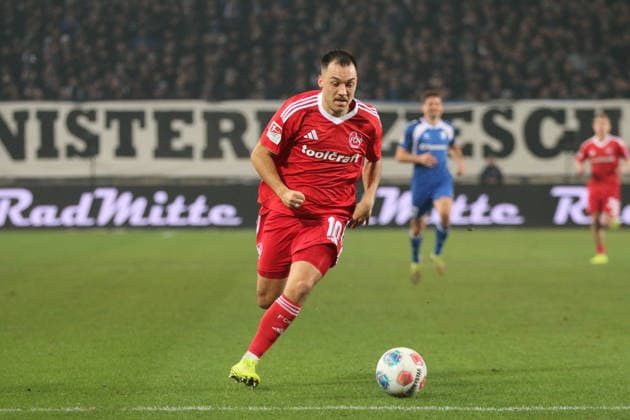 29 11 2025 Soccer Men 2025 2026 2 Bundesliga 14 Matchday 1 FC Magdeburg 1 FC Nürnberg Avnet Arena Magdeburg Julian Justvan FCN, red on the ball Magdeburg Saxony Anhalt Germany