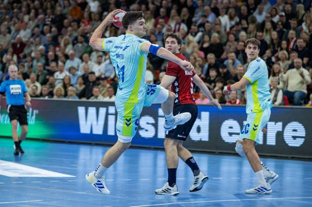 DAIKIN HBL SG Flensburg Handewitt vs VfL Gummersbach 29 11 25 Kay Smits Nr 1, VfL Gummersbach in attack DAIKIN HBL SG Flensburg Handewitt vs VfL Gummersbach, GP JOULE Arena on 29 11 25 Copyright: xBEAUTIFULxSPORTS MarioxM.xKobergx