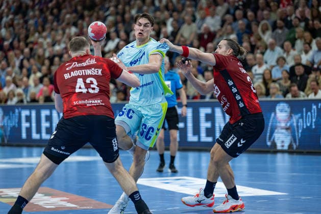 DAIKIN HBL SG Flensburg Handewitt vs VfL Gummersbach 29 11 25 Miro Schluroff No. 15, VfL Gummersbach vs Blaz Blagotinsek No. 43, SG Flensburg Handewitt and Kent Robin Tønnesen No. 23, SG Flensburg Handewitt DAIKIN HBL SG Flensburg Handewitt vs VfL Gummersbach, GP JOULE Arena on 29 11 25 Copyright: xBEAUTIFULxSPORTS MarioxM.xKobergx