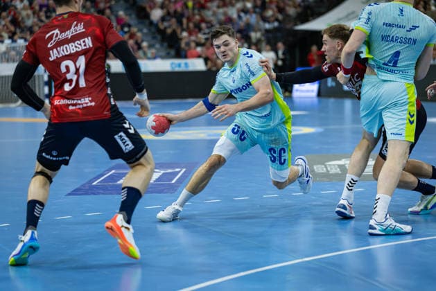 DAIKIN HBL SG Flensburg Handewitt vs VfL Gummersbach 29 11 25 Kay Smits Nr 1, VfL Gummersbach in attack DAIKIN HBL SG Flensburg Handewitt vs VfL Gummersbach, GP JOULE Arena on 29 11 25 Copyright: xBEAUTIFULxSPORTS MarioxM.xKobergx