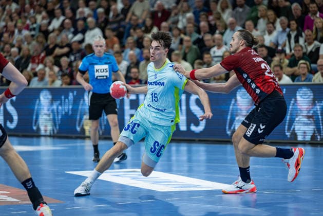 DAIKIN HBL SG Flensburg Handewitt vs VfL Gummersbach 29 11 25 Miro Schluroff Nr 15, VfL Gummersbach vs Kent Robin Tønnesen Nr 23, SG Flensburg Handewitt DAIKIN HBL SG Flensburg Handewitt vs VfL Gummersbach, GP JOULE Arena on 29 11 25 Copyright: xBEAUTIFULxSPORTS MarioxM.xKobergx