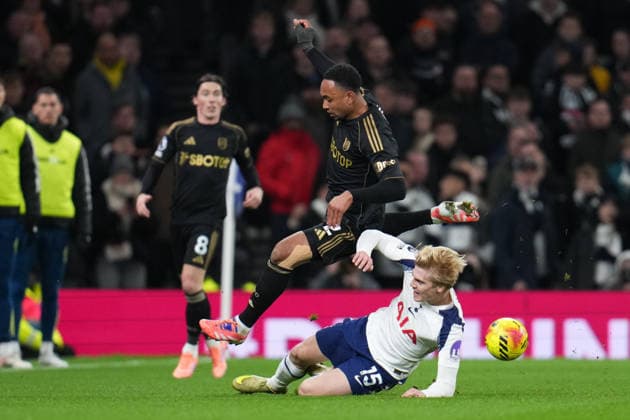 Premier League Tottenham Hotspur v Fulham Lucas Bergvall of Tottenham Hotspur slides in to win ball against Kenny Tete of Fulham during the Premier League match Tottenham Hotspur vs Fulham at Tottenham Hotspur Stadium, London, United Kingdom, 29th November 2025 (Photo by Harvey Murphy News Images) Copyright: xHarveyxMurphy NewsxImagesx