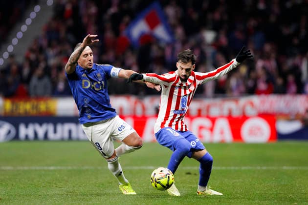 LA LIGA EA Sports - Atletico de Madrid vs Real Oviedo MADRID,SPAIN - 29 November:Alex Baena of Atletico de Madrid and Santi Cazorla of Real Oviedo fight for the ball during the La Liga 2025 26 match between Atletico de Madrid and Real Oviedo at Riyadh Air Metropolitano Stadium. (Photo by Guille Martinez f22photo) Madrid Riyadh Air Metropolitano Stadium Spain Copyright: xGuillermoxMartinezx