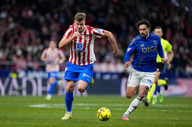 November 29, 2025, Madrid, Madrid, Spain: Alexander Sorloth of Atletico de Madrid and David Costas of Real Oviedo in action during the Spanish League, LaLiga EA Sports, football match played between Atletico de Madrid and Real Oviedo at Riyadh Air Metropolitano stadium on November 29, 2025, in Madrid, Spain. Madrid Spain - ZUMAa181 20251129_zaa_a181_239 Copyright: xOscarxJ.xBarrosox