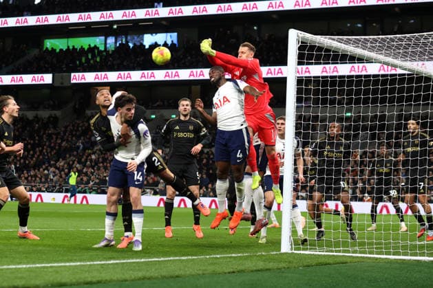 Tottenham Hotspur gegen Fulham 29. November 2025 London Premier League Fußball Tottenham Hotspur gegen Fulham Fulham Torwart Bernd Leno wehrt den Ball bei einem Eckstoß ab Foto von Mark Leech London UK  Copyright: xMarkxLeechxOffside