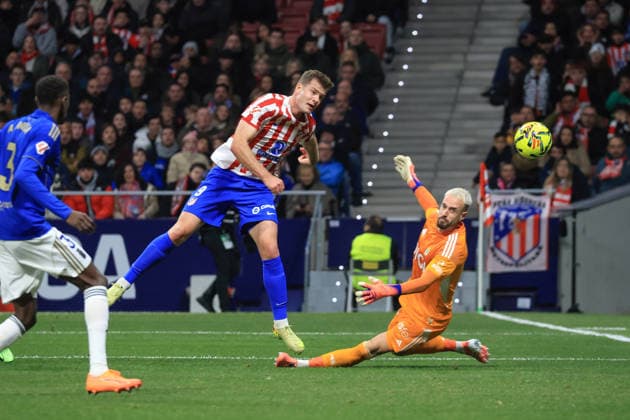 Spain - Atletico de Madrid vs Real Oviedo - 29 11 2025 SPAIN, MADRID, NOVEMBER 29. Alexander Sorloth of Atletico de Madrid scores his team s second goal under pressure from Aaron Escandell of Oviedo during the LaLiga EA Sports football match between Atletico de Madrid and Real Oviedo at Estadio Riyadh Air Metropolitano on November 29, 2025 in Madrid, Spain. Photo by Manuel Blondeau AOP.Press Madrid Riyadh Air Metropolitano Spain Copyright: x ManuelxBlondeau AOP.Pressx AOP20251129-0003