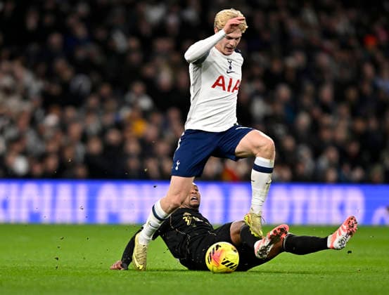 Tottenham Hotspur V Fulham. Premier League. Lucas Bergvall (Spurs) rides the tackle of Kenny Tete (Fulham) during the Tottenham Hotspur V Fulham Premier League match at the Tottenham Hotspur Stadium, London. Tottenham Tottenham Hotspur Stadium UK Copyright: xMartinxDaltonx Spurs_Fulham_291125_MD_016