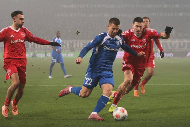 29 11 2025 Soccer Men 2025 2026 2 Bundesliga 14 Matchday 1 FC Magdeburg 1 FC Nürnberg Avnet Arena Magdeburg Mateusz Zukowski FCM, blue is on the ball He is pursued by Luka Lochoshvili FCN, red Berkay Yilmaz FCN, red, left looks to Magdeburg Saxony Anhalt Germany