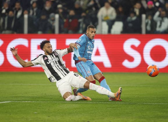 CALCIO - Serie A - Juventus FC vs Cagliari Calcio Riyad Idrissi of Cagliari Calcio and Lloyd Kelly of Juventus FC during the Italian Serie A, 2025 26 season, football match between Juventus FC and Cagliari Calcio on 29 November 2025, at Allianz Stadium, Turin, taly. Photo Nderim KACELI Turin Italy  Copyright: xIPAxSport ABACAx