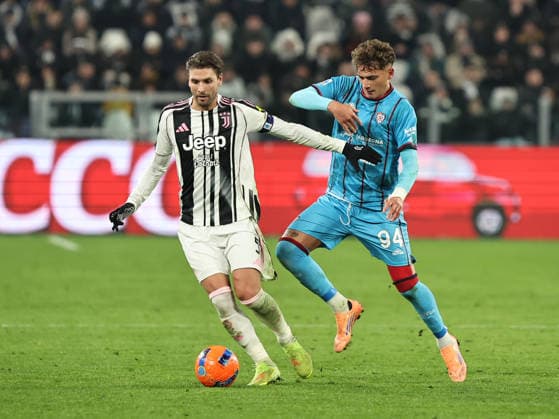 Juventus FC v Cagliari Calcio - Serie A Manuel Locatelli participates in the Serie A 2025-2026 match between Juventus and Cagliari in Torino, Italy, on November 29, 2025. Torino ITA Italy  Copyright: xLorisxRosellix originalFilename:roselli-juventus251129_npTgP.jpg