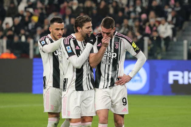 CALCIO - Serie A - Juventus FC vs Cagliari Calcio Manuel Locatelli (Juventus FC) dispute with Dusan Vlahovic (Juventus FC) after the injury during Juventus FC vs Cagliari Calcio, Italian soccer Serie A match in Turin, Italy, November 29 2025 Turin Italy  Copyright: xIPAxSport ABACAx