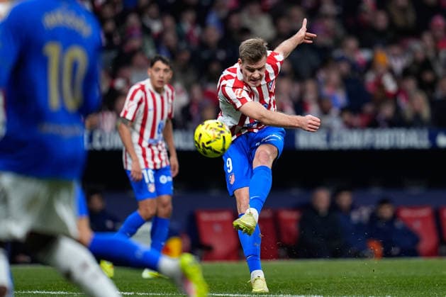 November 29, 2025, Madrid, Madrid, Spain: Alexander Sorloth of Atletico de Madrid kicks the ball during the Spanish League, LaLiga EA Sports, football match played between Atletico de Madrid and Real Oviedo at Riyadh Air Metropolitano stadium on November 29, 2025, in Madrid, Spain. Madrid Spain - ZUMAa181 20251129_zaa_a181_257 Copyright: xDennisxAgyemanx