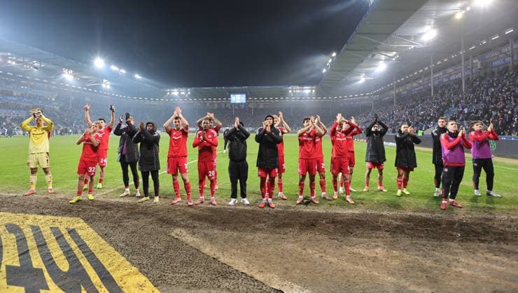 29 11 2025 Soccer Season 2025 2026 2 Soccer Bundesliga 14 Matchday 1 FC Magdeburg FCM 1 FC Nuremberg FCN Club Sportfoto Zink DaMa xdaxmax DFL regulations prohibit any use of photographs as image sequences and or quasi video only for editorial use Team Team of FCN disappointed Disappointment after the end of the match