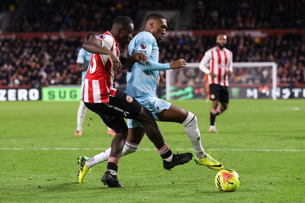 Brentford gegen Burnley 29. November 2025, London Premier League Fußball Brentford gegen Burnley Michael Kayode von Brentford foult Jaidon Anthony von Burnley und vergibt einen Elfmeter Foto Jacques Feeney Abseits London UK  Copyright: xJacquesxFeeneyx xOffsidexOffside