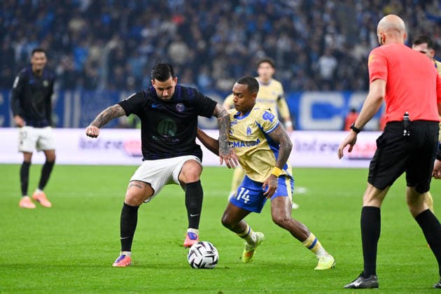 Olympique de Marseille v Toulouse FC - Ligue 1 McDonald s 2025 2026 15 Aron Leonard DONNUM (tfc) - 14 Igor PAIXAO (om) during the Ligue 1 McDonald s match between Olympique de Marseille and Toulouse FC at Stade Velodrome on November 29, 2025 in Marseille, France. Marseille France  Copyright: xFEPx 776348217