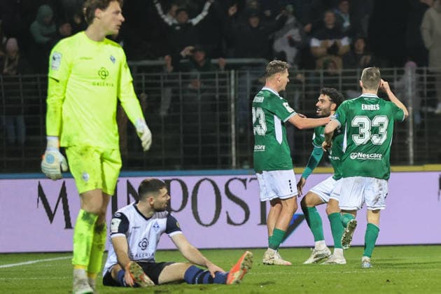 29 11 2025, Soccer, Men, 16 Matchday Third League Season 2025 2026 3 League FC Schweinfurt 05 SV Waldhof Mannheim Goalscorer Pius Krätschmer FC Schweinfurt 05, 23 celebrates his goal for 2 2 with Ekin Celebi FC Schweinfurt 05, 11 and Joshua Endres FC Schweinfurt 05, 33 Schweinfurt Riedel Bau Arena in Sachs Stadio Bayern Unterfranken Germany