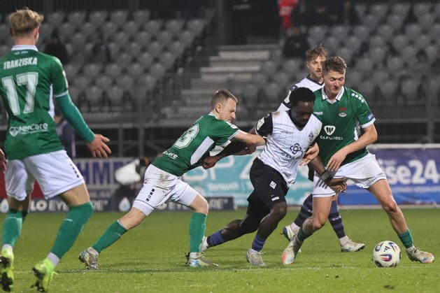 29 11 2025, Football, Men, 16 Matchday Third League Season 2025 2026 3 League FC Schweinfurt 05 SV Waldhof Mannheim From left Joshua Endres FC Schweinfurt 05, 33 vs Kennedy Okpala SV Waldhof Mannheim, 32 , Pius Krätschmer FC Schweinfurt 05, 23 Schweinfurt Riedel Bau Arena im Sachs Stadio Bayern Unterfranken Germany