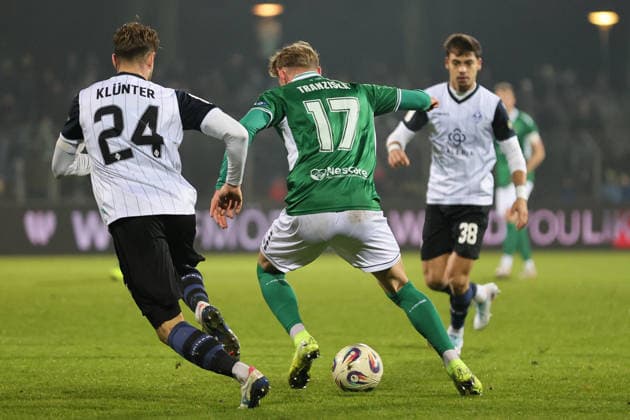 29 11 2025, Football, Men, 16 Matchday Third League Season 2025 2026 3 League FC Schweinfurt 05 SV Waldhof Mannheim From left captain Lukas Klünter SV Waldhof Mannheim, 24 against Jakob Tranziska FC Schweinfurt 05, 17 Schweinfurt Riedel Bau Arena im Sachs Stadio Bayern Unterfranken Germany