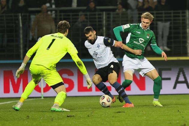 29 11 2025, Football, Men, 16 Matchday Third League Season 2025 2026 3 League FC Schweinfurt 05 SV Waldhof Mannheim From left Goalkeeper Thijmen Nijhuis SV Waldhof Mannheim, 01 , Tim Sechelmann SV Waldhof Mannheim, 04 against Jakob Tranziska FC Schweinfurt 05, 17 Schweinfurt Riedel Bau Arena im Sachs Stadio Bayern Unterfranken Germany