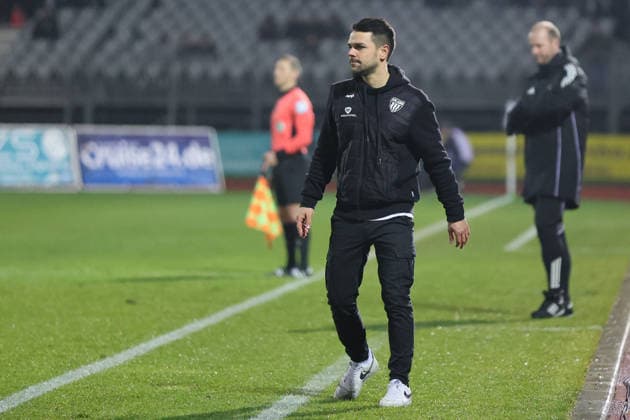 29 11 2025, Soccer, Men, 16 Matchday Third League Season 2025 2026 3 League FC Schweinfurt 05 SV Waldhof Mannheim Coach Victor Kleinhenz FC Schweinfurt 05 on the sideline, single photo Schweinfurt Riedel Bau Arena in Sachs Stadio Bayern Unterfranken Germany