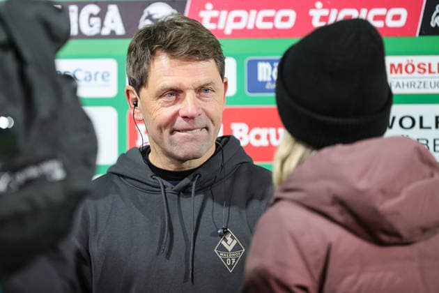 29 11 2025, Soccer, Men, 16 Matchday Third League Season 2025 2026 3 League FC Schweinfurt 05 SV Waldhof Mannheim Coach Luc Holtz Waldhof Mannheim at the interview, single picture Schweinfurt Riedel Bau Arena in Sachs Stadio Bayern Unterfranken Germany