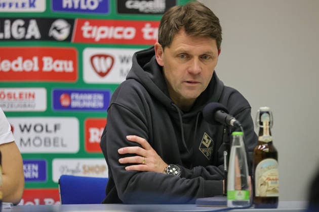29 11 2025, Football, Men, 16 Matchday Third League Season 2025 2026 3 League FC Schweinfurt 05 SV Waldhof Mannheim Coach Luc Holtz Waldhof Mannheim at the press conference Schweinfurt Riedel Bau Arena in Sachs Stadio Bayern Unterfranken Germany