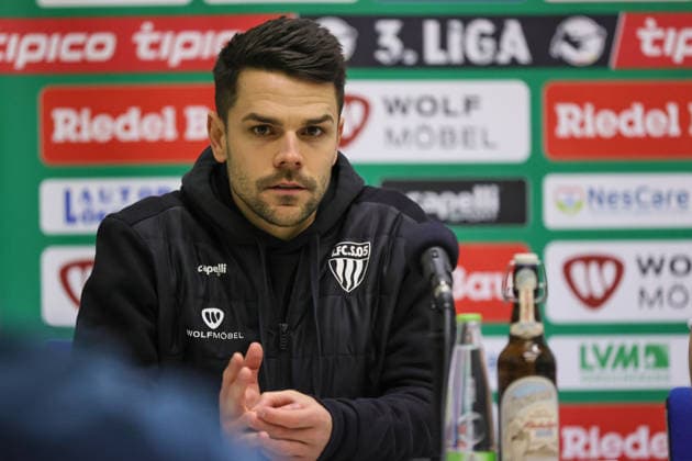 29 11 2025, Soccer, Men, 16 Matchday Third League Season 2025 2026 3 League FC Schweinfurt 05 SV Waldhof Mannheim Coach Victor Kleinhenz FC Schweinfurt 05 at the press conference, single picture Schweinfurt Riedel Bau Arena in Sachs Stadio Bayern Unterfranken Germany