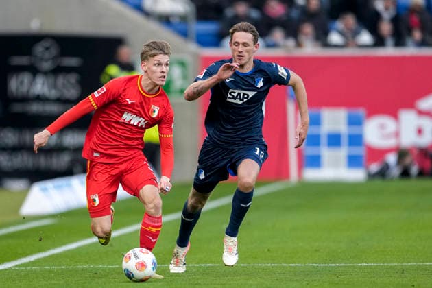 v li Anton Kade FCA, 30 , Wouter Burger Hoffenheim, 18 , duel, duel, tackle, tackling, dynamics, action, action, 29 11 2025, Sinsheim Germany , Football, Bundesliga, TSG 1899 Hoffenheim FC Augsburg, DFB DFL REGULATIONS PROHIBIT ANY USE OF PHOTOGRAPHS AS IMAGE SEQUENCES AND OR QUASI VIDEO xozx