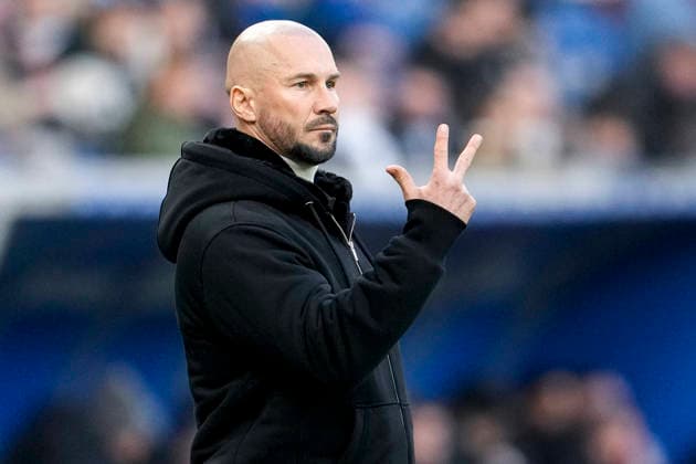 Christian Ilzer coach, head coach, Hoffenheim , gives instructions, gestures, gesticulates with arms, single image, single photo, action, action, stretches three fingers in the air, 29 11 2025, Sinsheim Germany , football, Bundesliga, TSG 1899 Hoffenheim FC Augsburg, DFB DFL REGULATIONS PROHIBIT ANY USE OF PHOTOGRAPHS AS IMAGE SEQUENCES AND OR QUASI VIDEO xozx