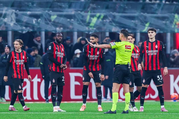 AC Milan vs SS Lazio Serie A 2025 26 29 11 2025 Referee Giuseppe Collu seen in action during Serie A 2025 26 football match between AC Milan and SS Lazio at San Siro Stadium in Milan Copyright: xBEAUTIFULxSPORTS Carabellix