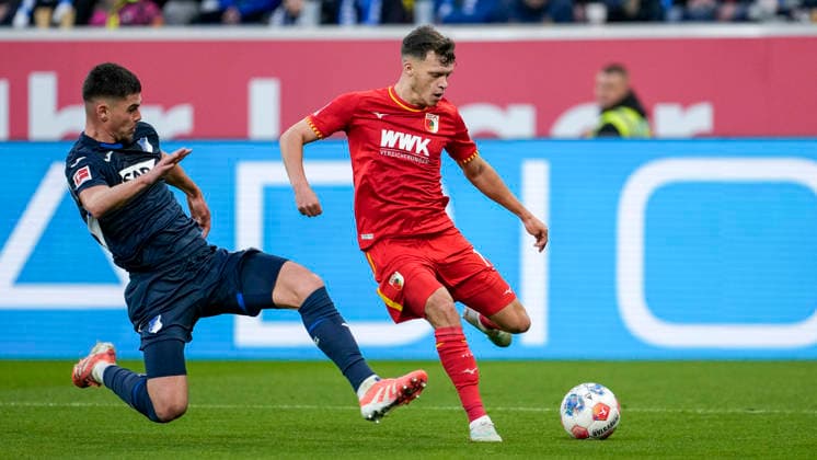 v li Albian Hajdari Hoffenheim, 21 , Robin Fellhauer FCA, 19 , duel, duel, tackle, tackling, dynamics, action, action, 29 11 2025, Sinsheim Germany , Football, Bundesliga, TSG 1899 Hoffenheim FC Augsburg, DFB DFL REGULATIONS PROHIBIT ANY USE OF PHOTOGRAPHS AS IMAGE SEQUENCES AND OR QUASI VIDEO xozx