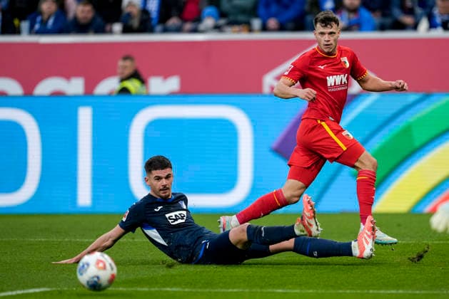 v li Albian Hajdari Hoffenheim, 21 , Robin Fellhauer FCA, 19 , duel, duel, tackle, tackling, dynamics, action, action, 29 11 2025, Sinsheim Germany , Football, Bundesliga, TSG 1899 Hoffenheim FC Augsburg, DFB DFL REGULATIONS PROHIBIT ANY USE OF PHOTOGRAPHS AS IMAGE SEQUENCES AND OR QUASI VIDEO xozx