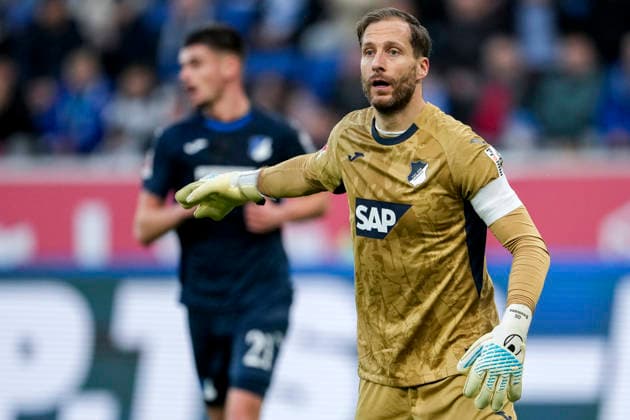 Oliver Baumann Goalkeeper, Hoffenheim, 1 , gives instructions, gestures, gesticulates with arms, single image, single photo, action, action, 29 11 2025, Sinsheim Germany , Football, Bundesliga, TSG 1899 Hoffenheim FC Augsburg, DFB DFL REGULATIONS PROHIBIT ANY USE OF PHOTOGRAPHS AS IMAGE SEQUENCES AND OR QUASI VIDEO xozx