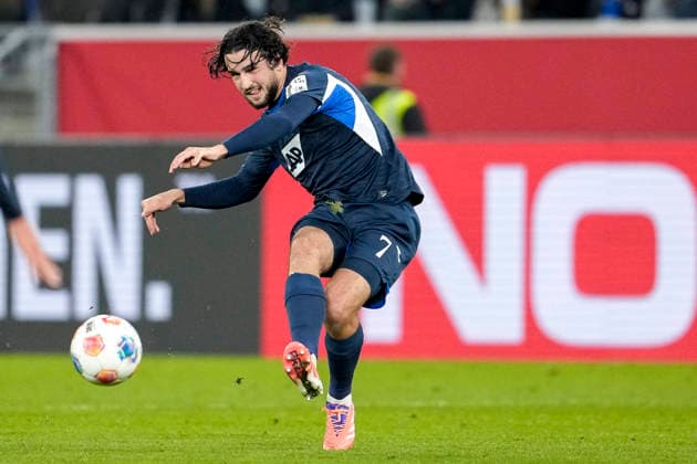 Leon Avdullahu Hoffenheim, 7 , on the ball, cropped, full body, single image, single photo, action, action, 29 11 2025, Sinsheim Germany , Football, Bundesliga, TSG 1899 Hoffenheim FC Augsburg, DFB DFL REGULATIONS PROHIBIT ANY USE OF PHOTOGRAPHS AS IMAGE SEQUENCES AND OR QUASI VIDEO xozx